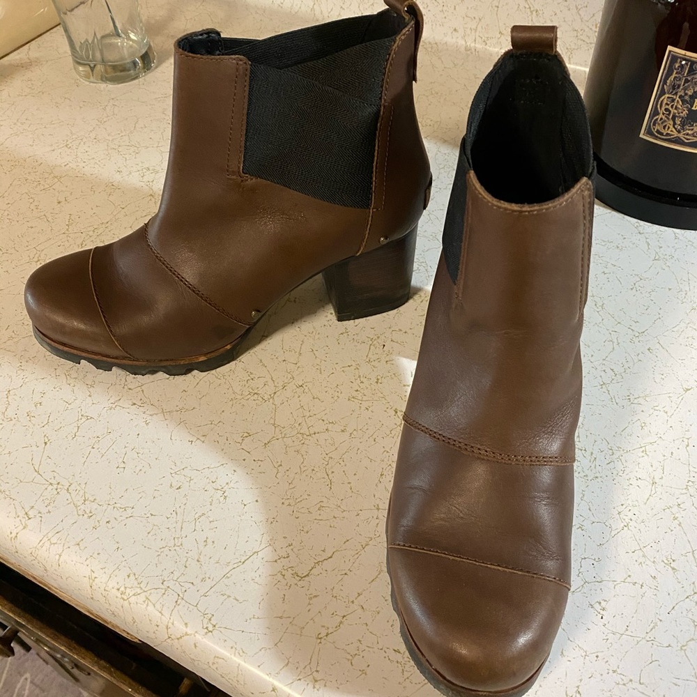 Sorel boots worn once size 9.5
